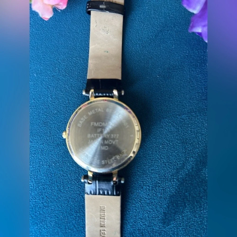 ✨NEW NWOT Elegant Black Classic faux Leather Strap Watch